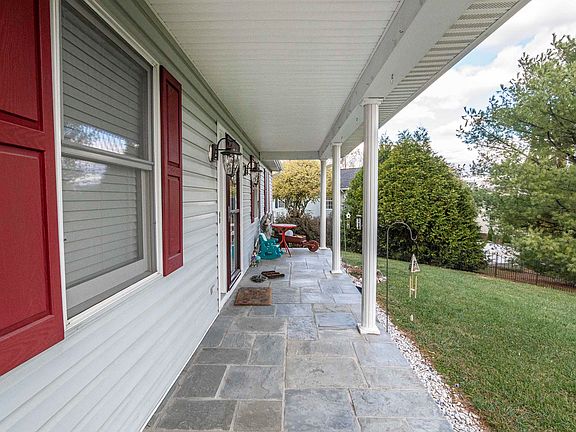 3rd image of 824 Burgess Ct