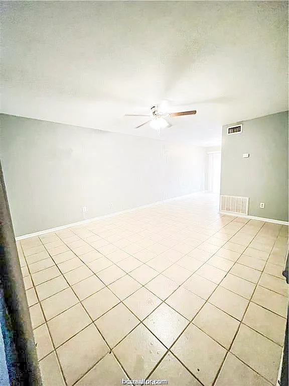 2 bed, 1044 sqft, $995 — Photo 2