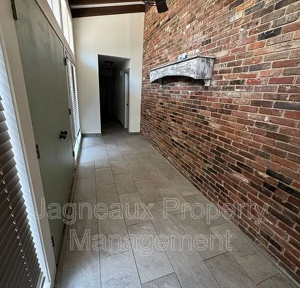 307 Allison Ln — Photo 2
