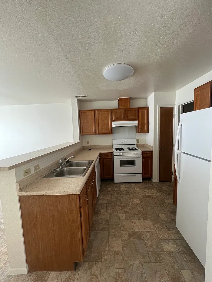 3 bed, 2.5 bath, 1328 sqft, $1,758 — Photo 3
