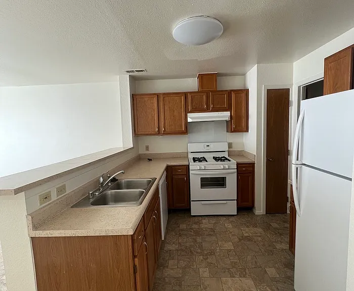 1121 Dakota Dr — Photo 3