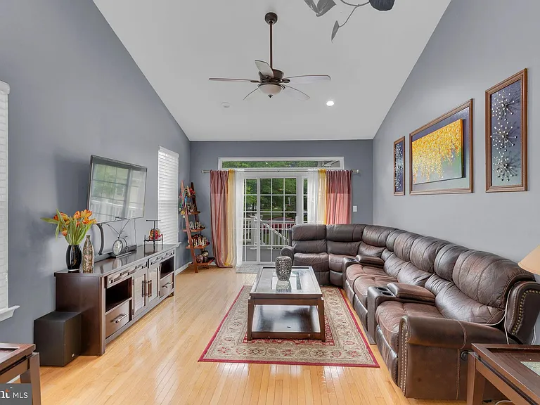 16 Cardiff Ct — Photo 8