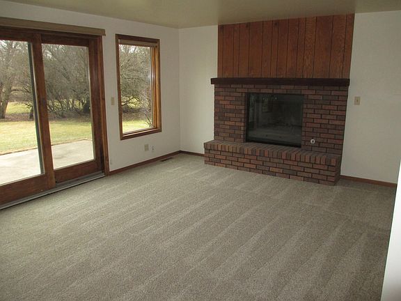 South Liv-West fireplace