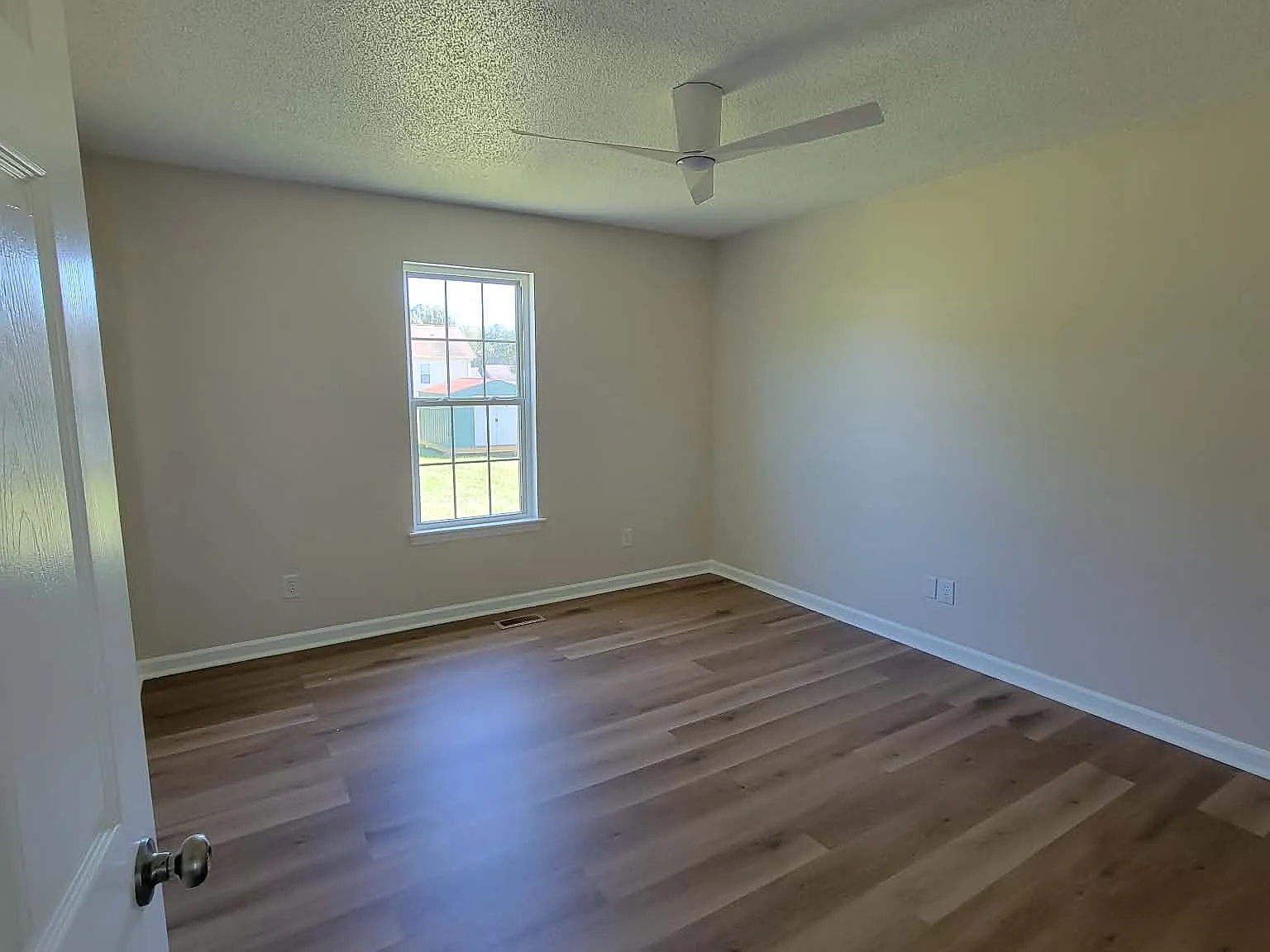 3 bed, 1200 sqft, $1,650 — Photo 4