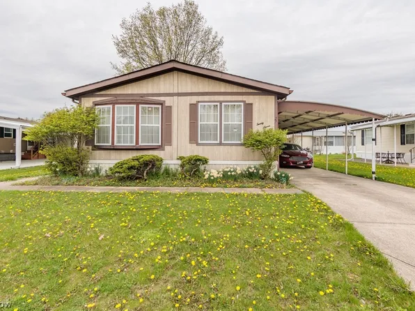 27 Lees Ln, Olmsted Falls, OH 44138