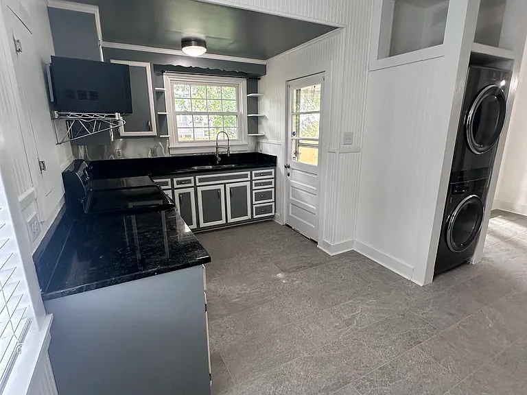 1106 Overton St — Photo 3