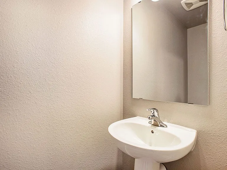 2401 Richardson Ct — Photo 10