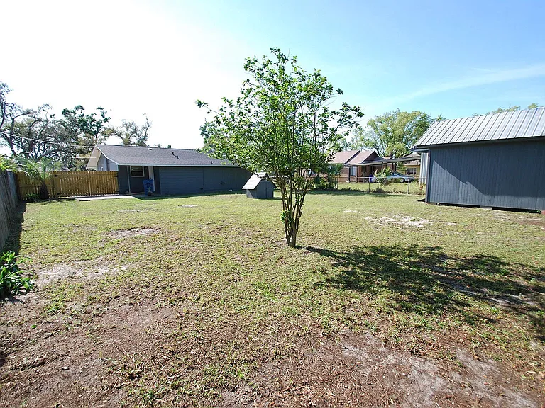 1710 Drake Ave — Photo 14