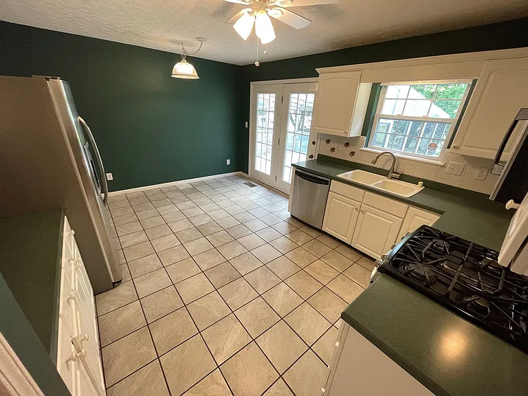 3914 Stone Hollow Dr — Photo 12