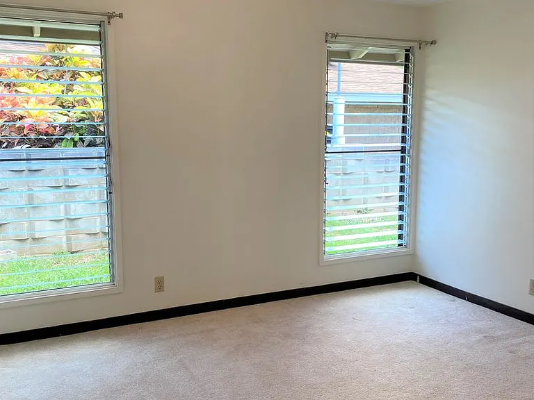 2702 Manoa Rd — Photo 11