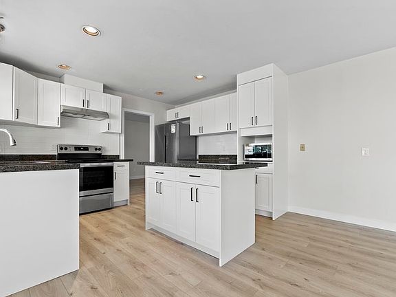 3rd image of 1830 Walnut Cres