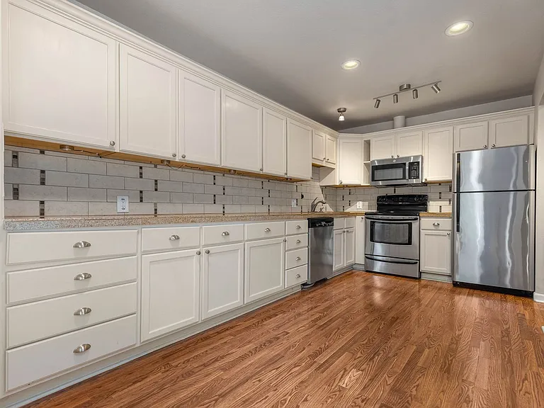 1912 N Northgate Way — Photo 3