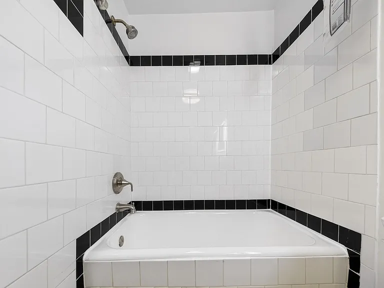 5225 De Longpre Ave — Photo 26
