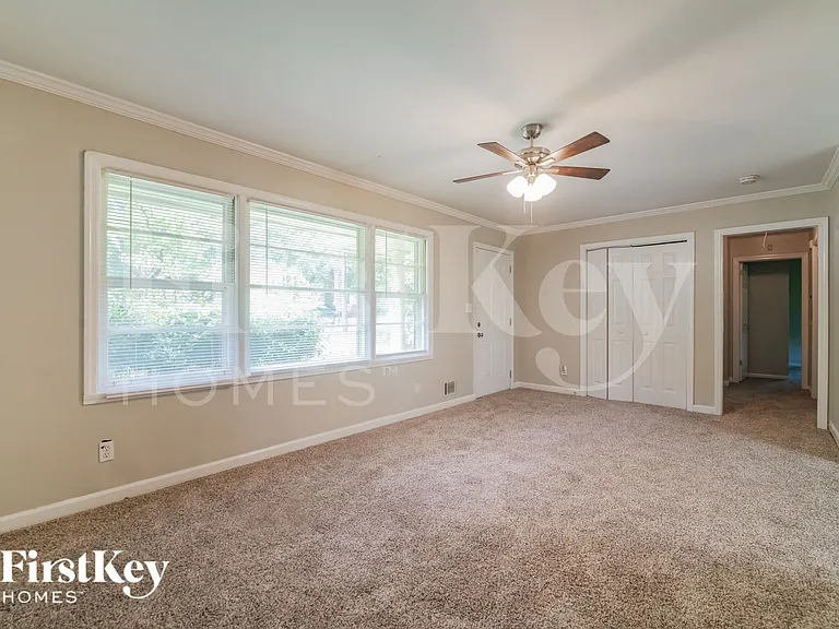 1098 Holly Cir — Photo 3