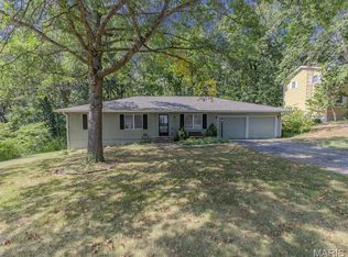 320 Hillcrest Dr, Carlinville, IL 62626