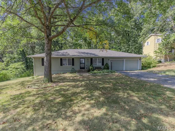 320 Hillcrest Dr, Carlinville, IL 62626