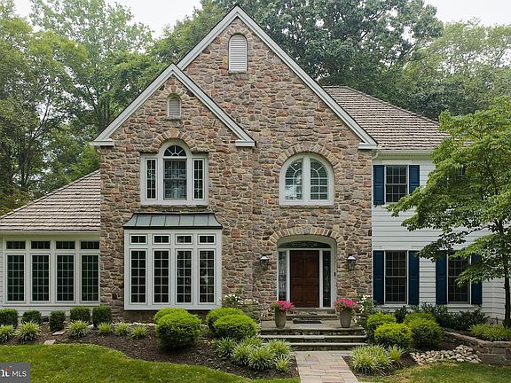 3rd image of 36 Timber Knoll Dr