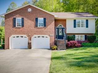 417 Creekside Dr, Mt Carmel, TN 37645