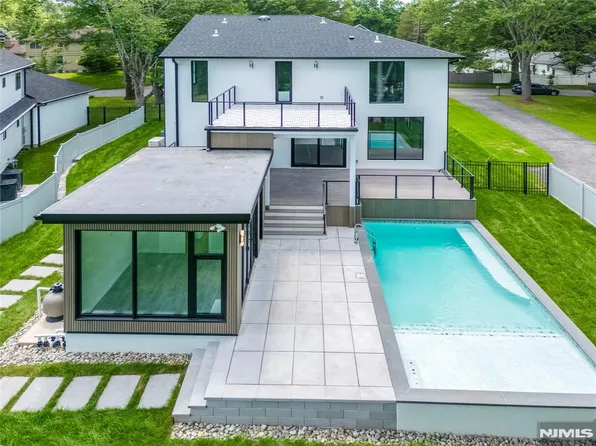 11A Meadow Ln, Norwood, NJ 07648
