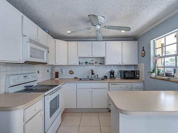 Large kitchen with lots of storage space