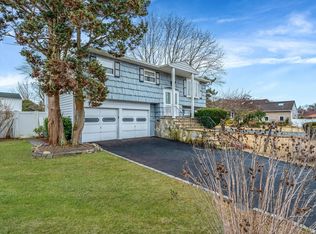 101 Spray St, Massapequa, NY 11758