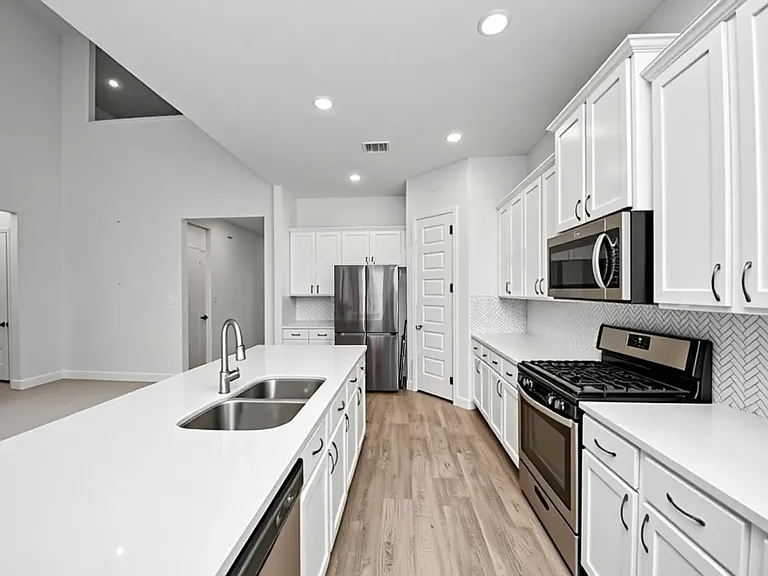 606 Round Lake Dr — Photo 10