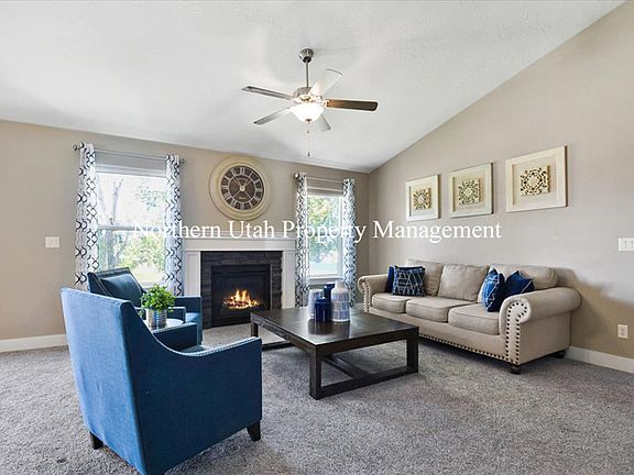 2 Living Room_02092023