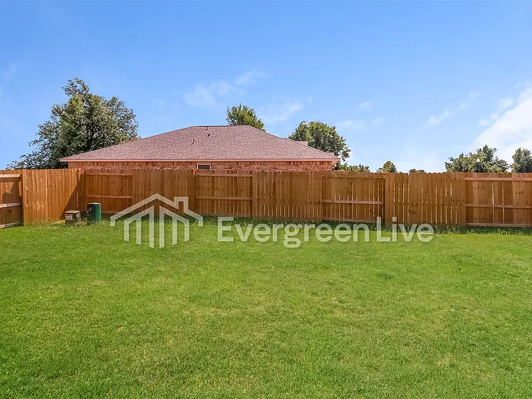 920 NW 3rd St — Photo 20