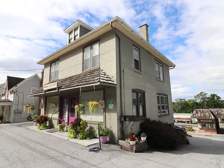 517 E Main St — Photo 1