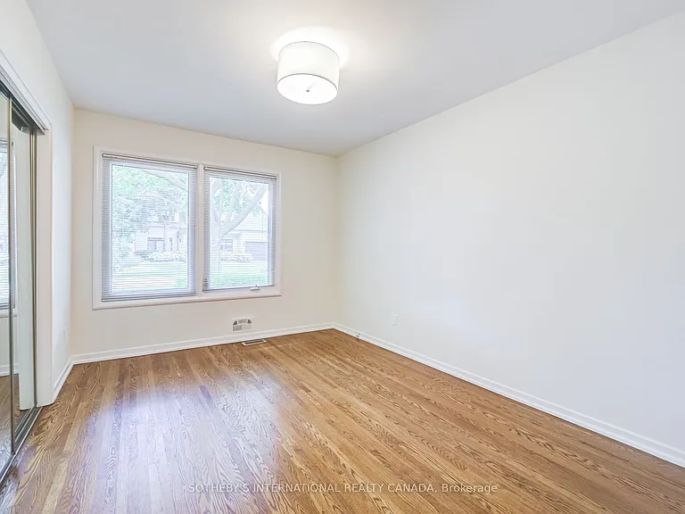 25 Abinger Cres — Photo 21