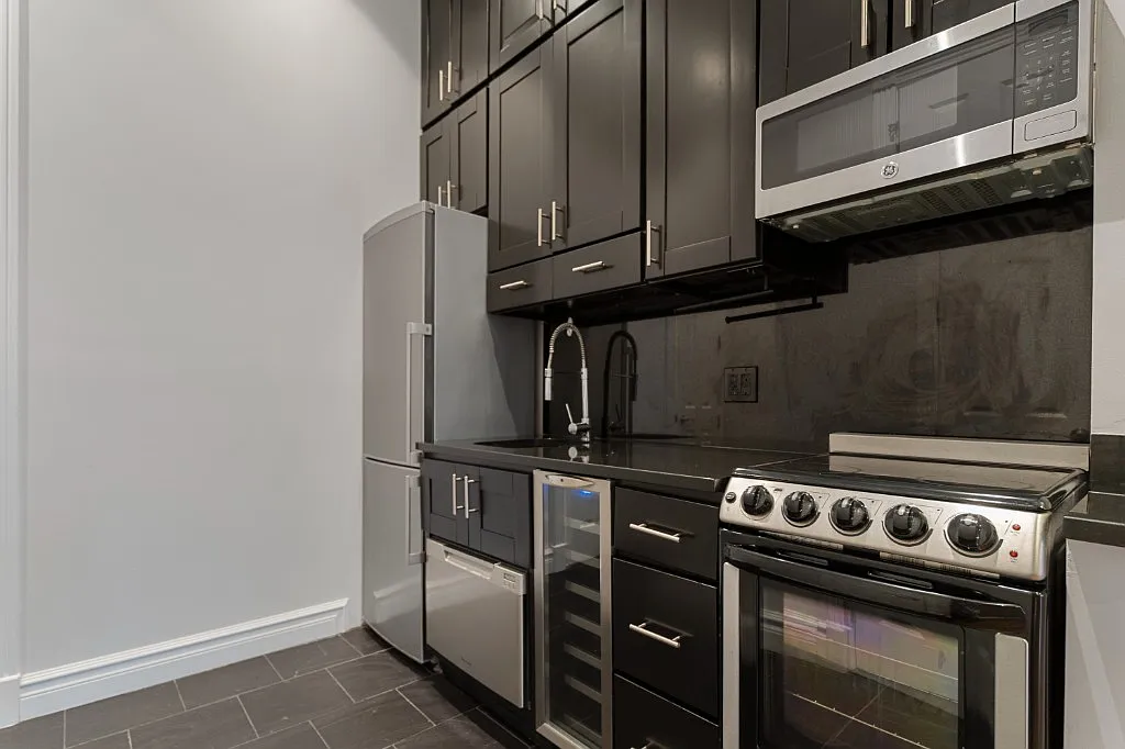Building Photo - 420 W 51st St #2F