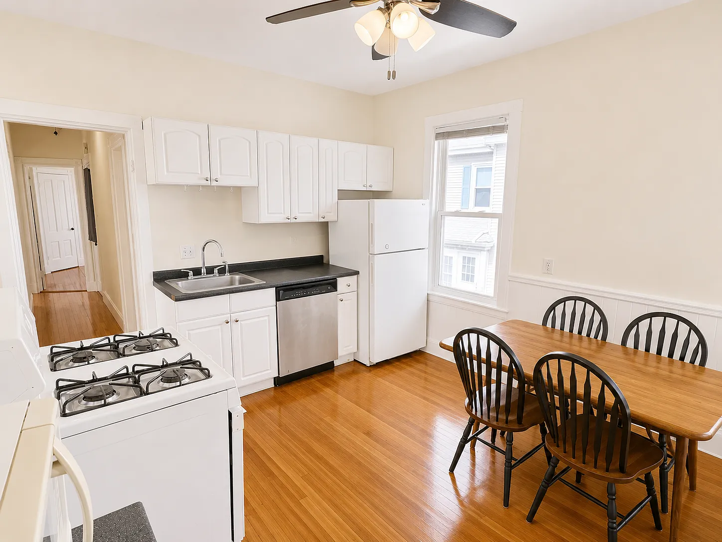 3 bed, 1049 sqft, $3,100 — Photo 2