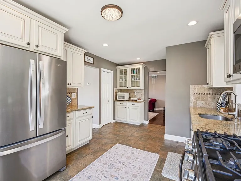 525 Ramapo Ave — Photo 19