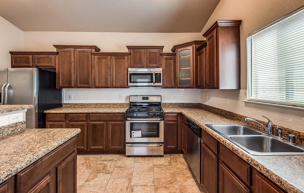 Spacious 4 Bedroom Home with Refrigerated Air for Rent - — Photo 4