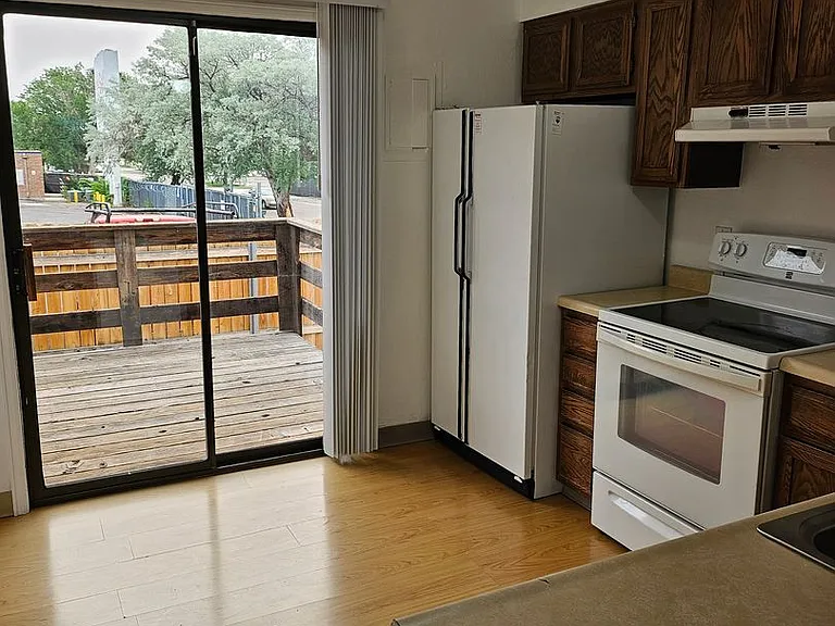 1900 N Salem Ave — Photo 5