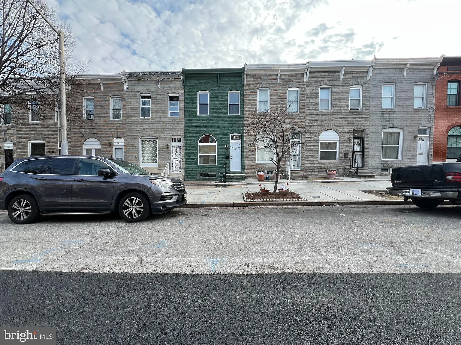 3 bed, 3.0 bath, $2,400 — Photo 2