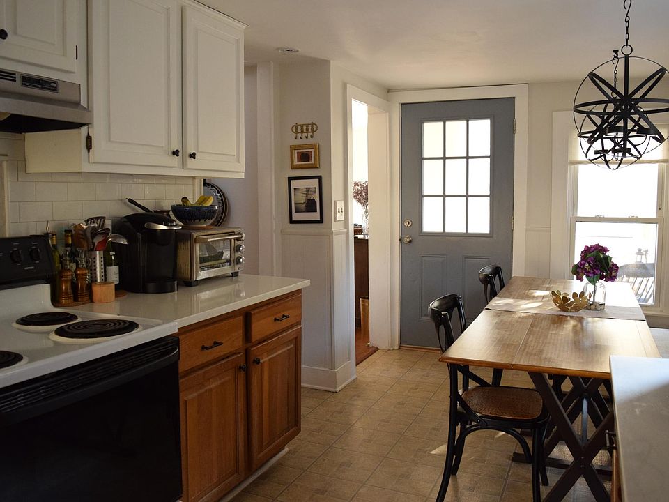 Dine-In kitchen