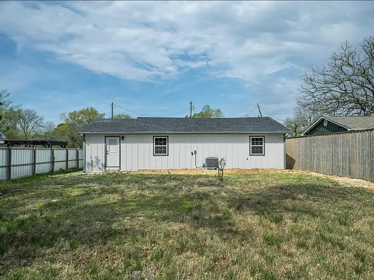 304 N Main St — Photo 21