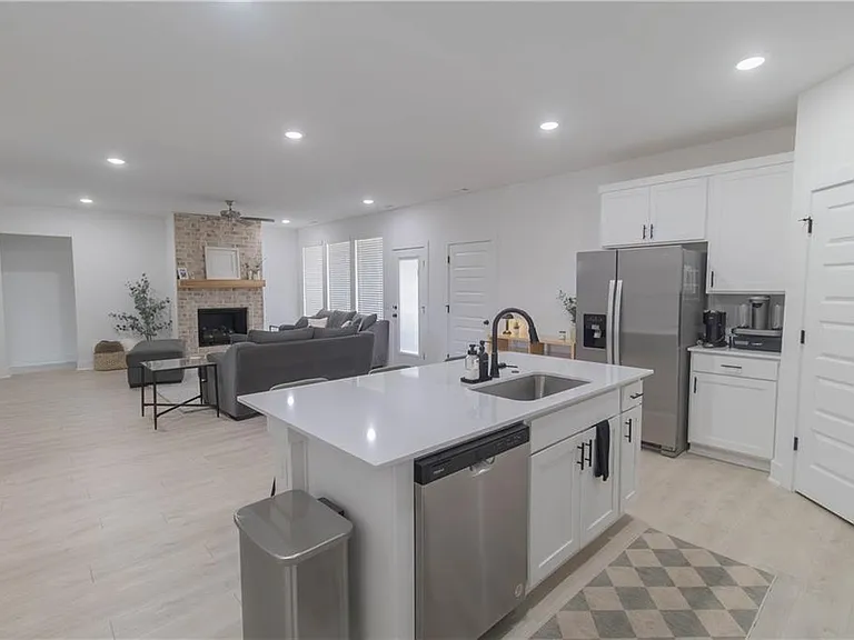 112 S Broyles Ave — Photo 8