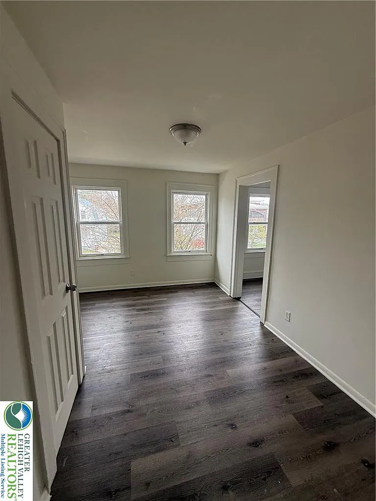 1 bed, 400 sqft, $900 — Photo 2