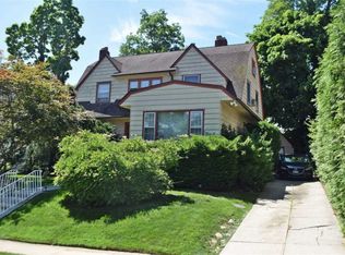 8 Windsor Rd, Great Neck, NY 11021