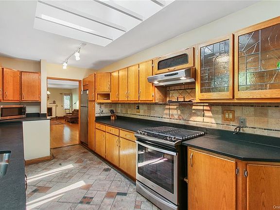 3rd image of 95A Tuckahoe Ave