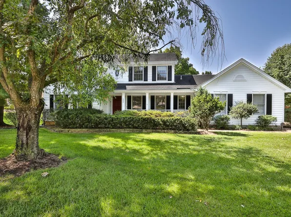 1902 Grayson Ridge Ct, Chesterfield, MO 63017