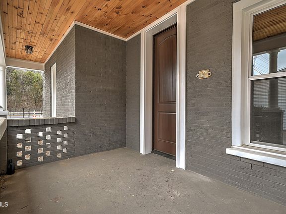4th image of 138 Antique St