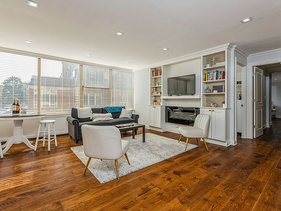 4th image of 360 W Wellington Ave APT 2E