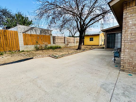 Large backyard, fully fenced for privacy. Shed serves only as storage space (not included with rental).