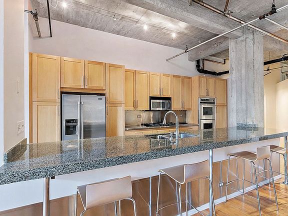 3rd image of 850 W Adams St APT 4B