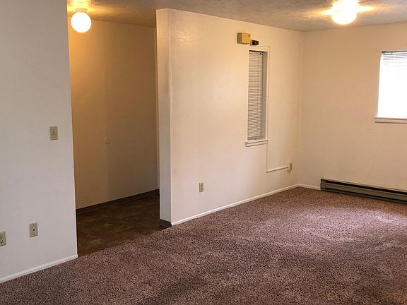 3rd image of 921 SE Klemgard St APT E1