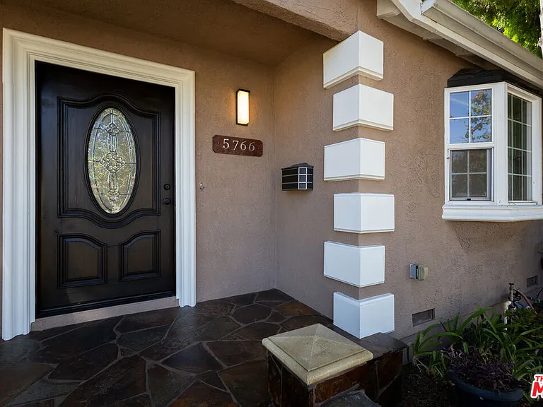 5766 Newcastle Ave — Photo 2