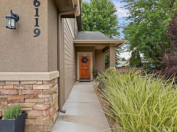 3rd image of 6119 N Willowdale Pl